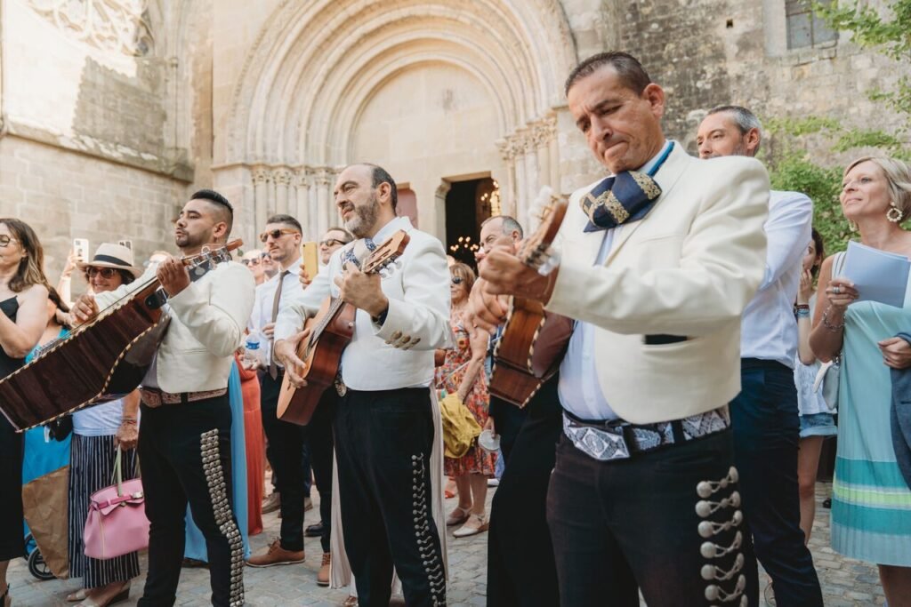 Músicos de Mariachi Tequila con sus instrumentos